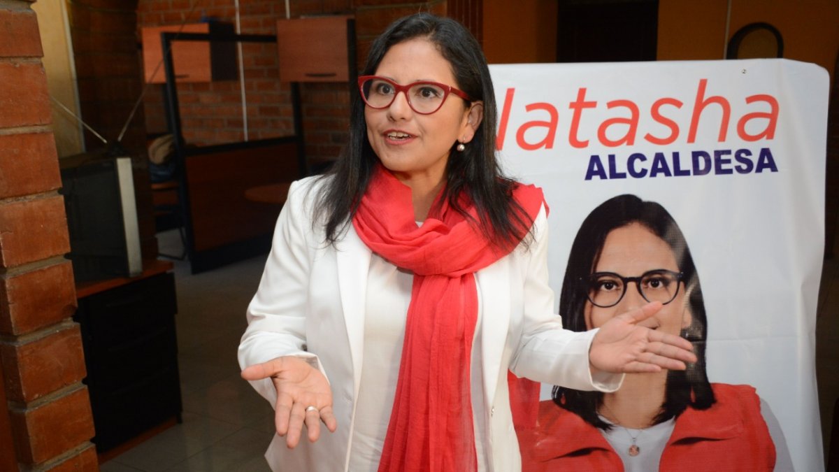 Fue presidenta de la Federación de Estudiantes Universitarios (FEUE) y, además, dirigió la Federación de Barrios de Quito.