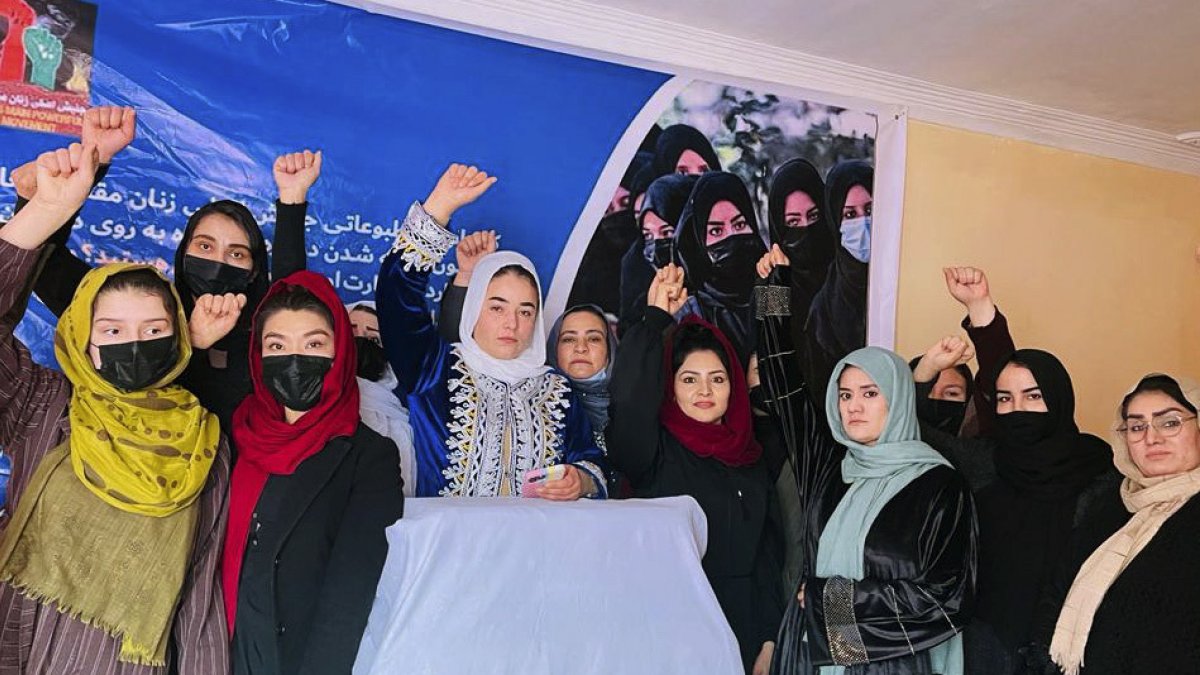 Un grupo de mujeres protesta en Kabul contra el veto de los talibanes a la educación universitaria.