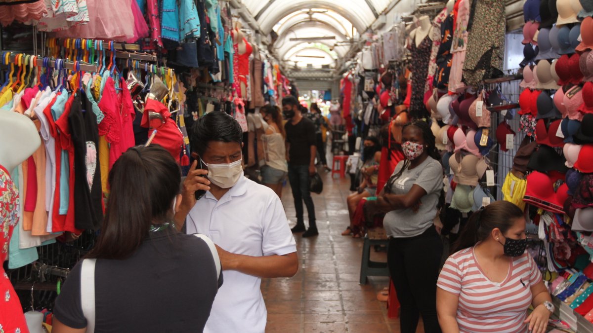Compras.- Las persoinas buscan el color de ropa con la que quieren despedir el año, según sus ritos.