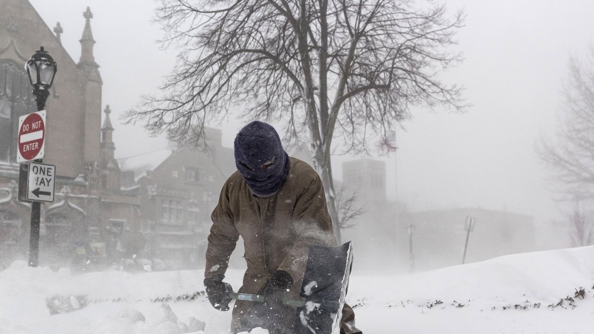 Un hombre retiró nieve de más de medio metro de alto en los exteriores de su vivienda en Buffalo, durante una tormenta invernal que afecta a gran parte de Estados Unidos.