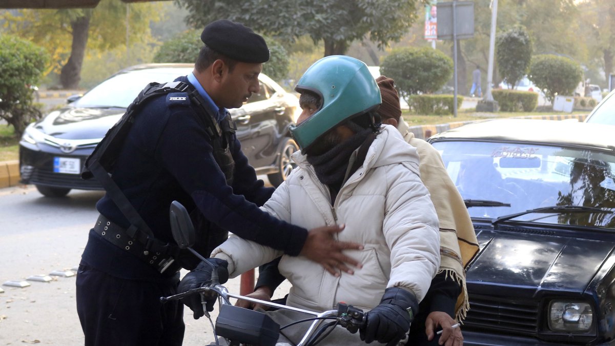 Oficiales de seguridad Pakistaníes registran a ciudadanos en las vías principales Islamabad, Pakistan.