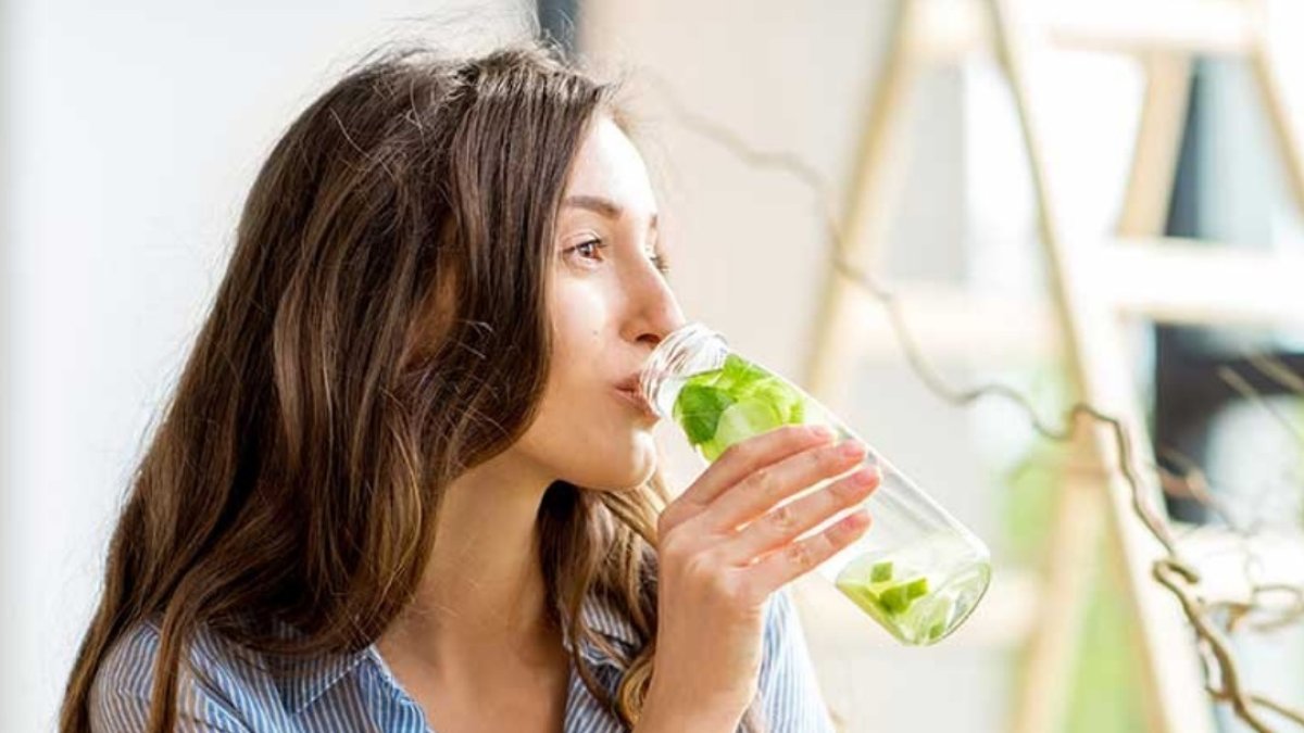 Hecho. Una joven bebe un zumo vegetal durante un retiro de ayuno, como parte de una disciplina de cuidado.