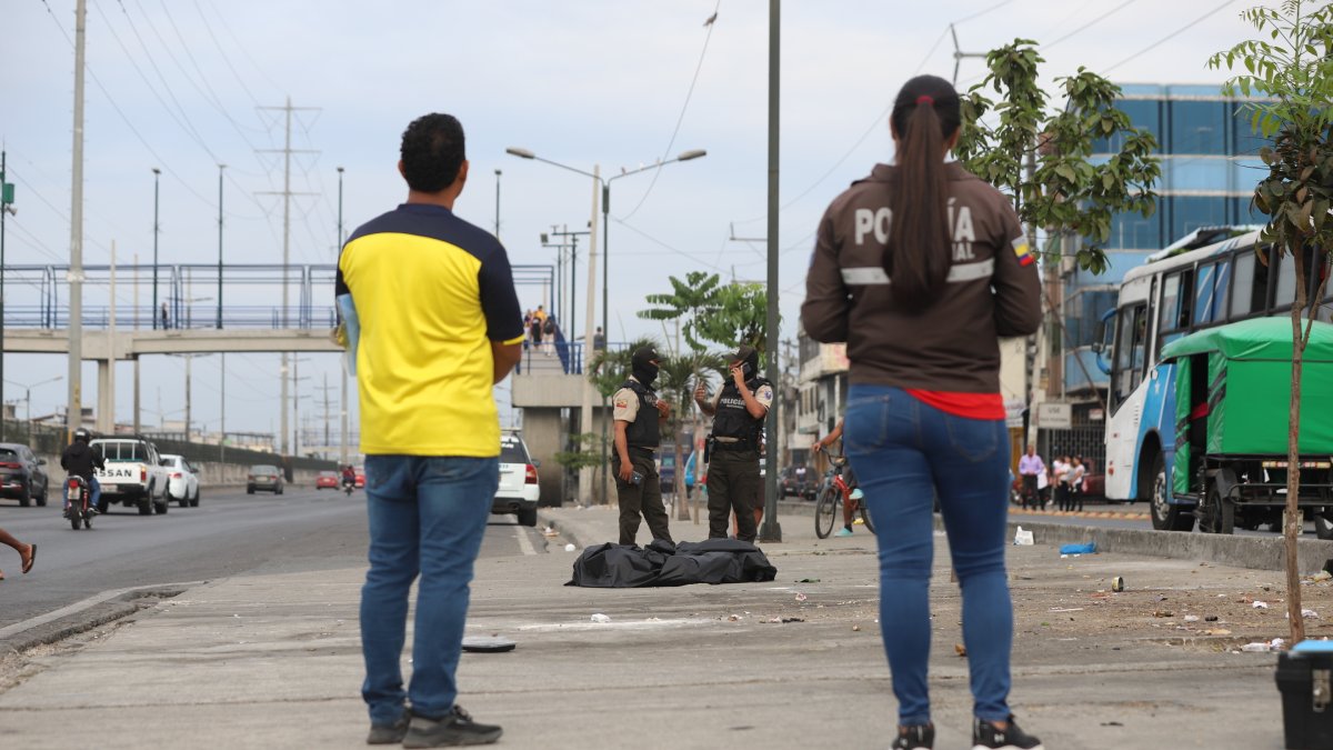 Guayaquil. Los restos fueron metidos en fundas plásticas y embarcados en el carro de Medicina Legal.