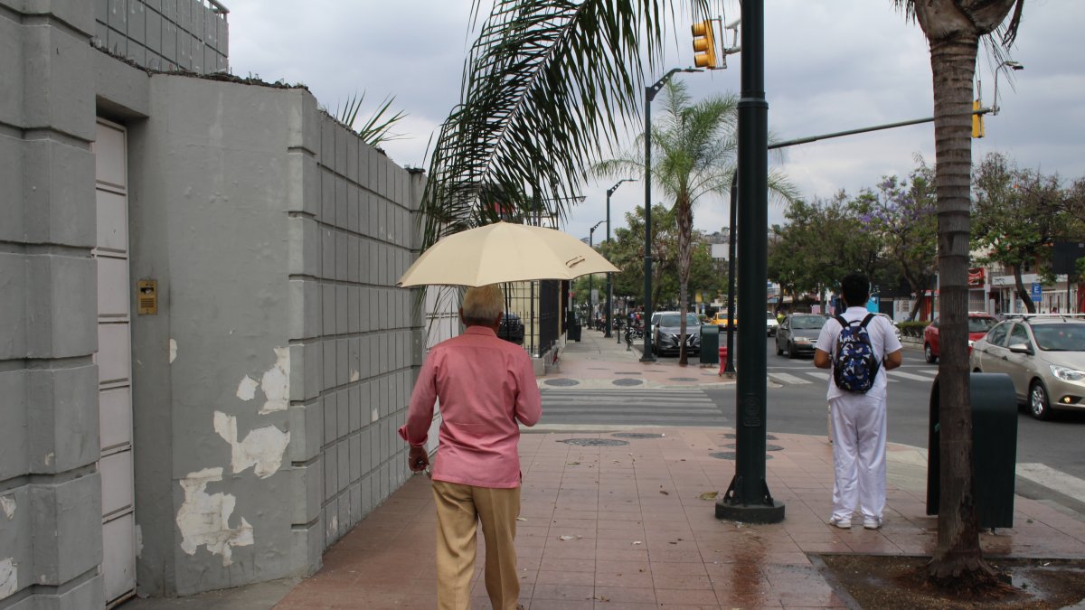 Clima. Estos días el sol ha sido intenso en Guayaquil. La gente adelantó el uso del parasol para protegerse de sus rayos, a falta de lluvia.