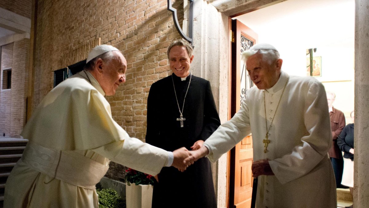 Imagen facilitada por el Osservatore Romano que muestra al papa Francisco (i), saludando a su predecesor, el papa emérito Benedicto XVI (d) en diciembre de 2013. /L'osservatore Romano