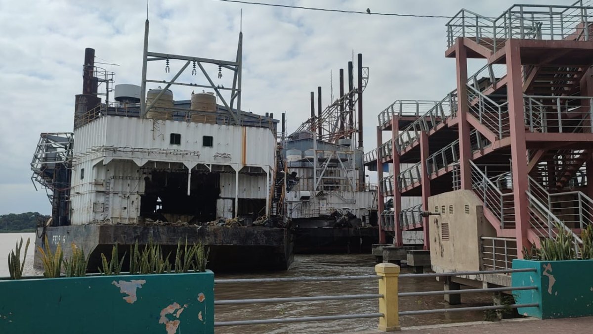 Hecho. Las embarcaciones continúan cerca del puente.