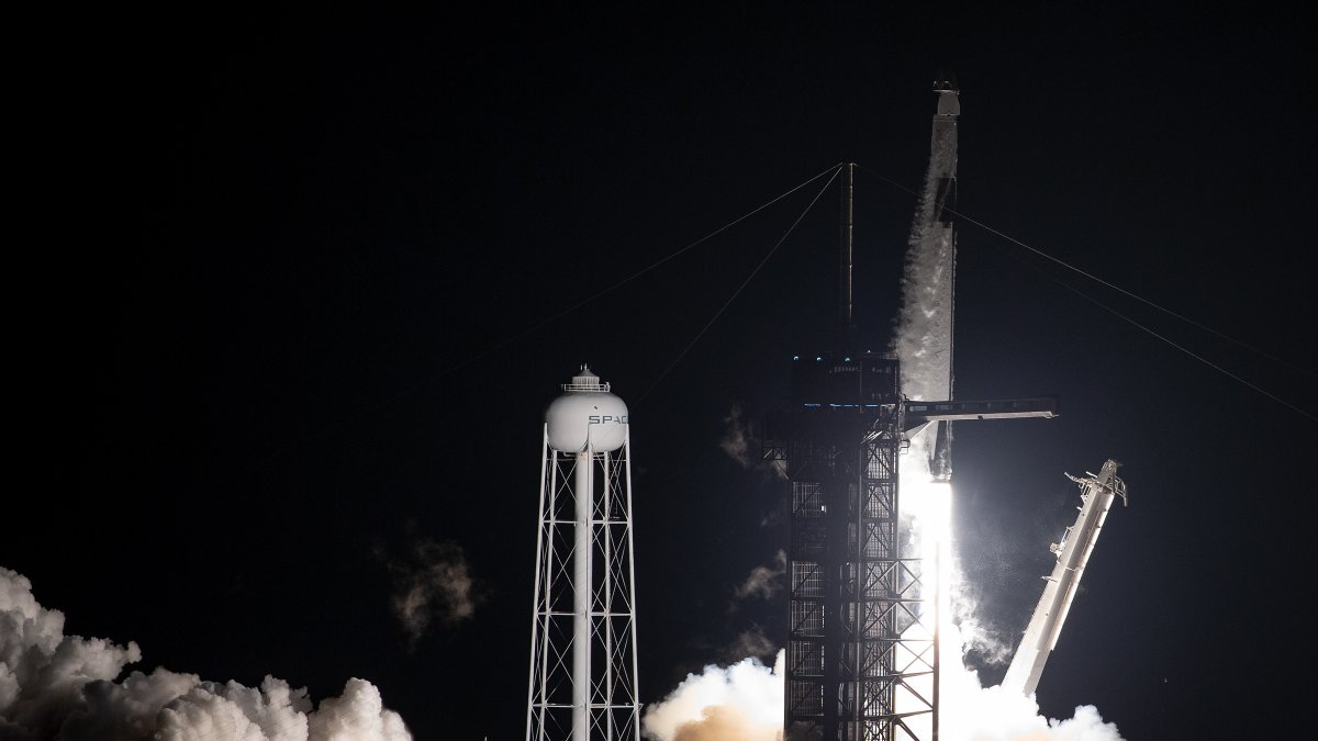 Vista del lanzamiento de un cohete Falcon 9 de SpaceX, en una fotografía de archivo.