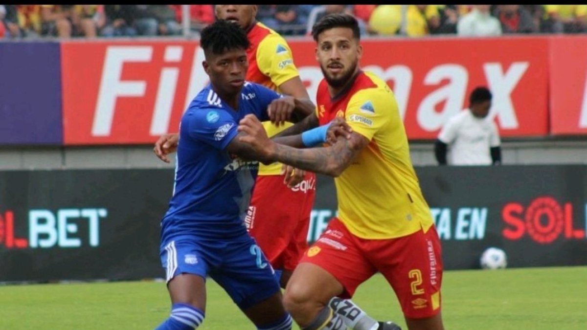 La temporada pasada (2022), Caín Fara fue titular en Aucas.