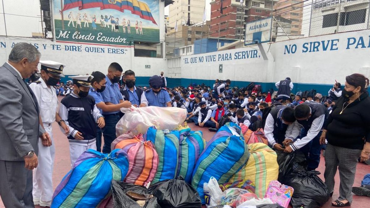 En el patio del plantel se convirtió en una zona de acopio de los obsequios que los estudiantes iban a entregar.