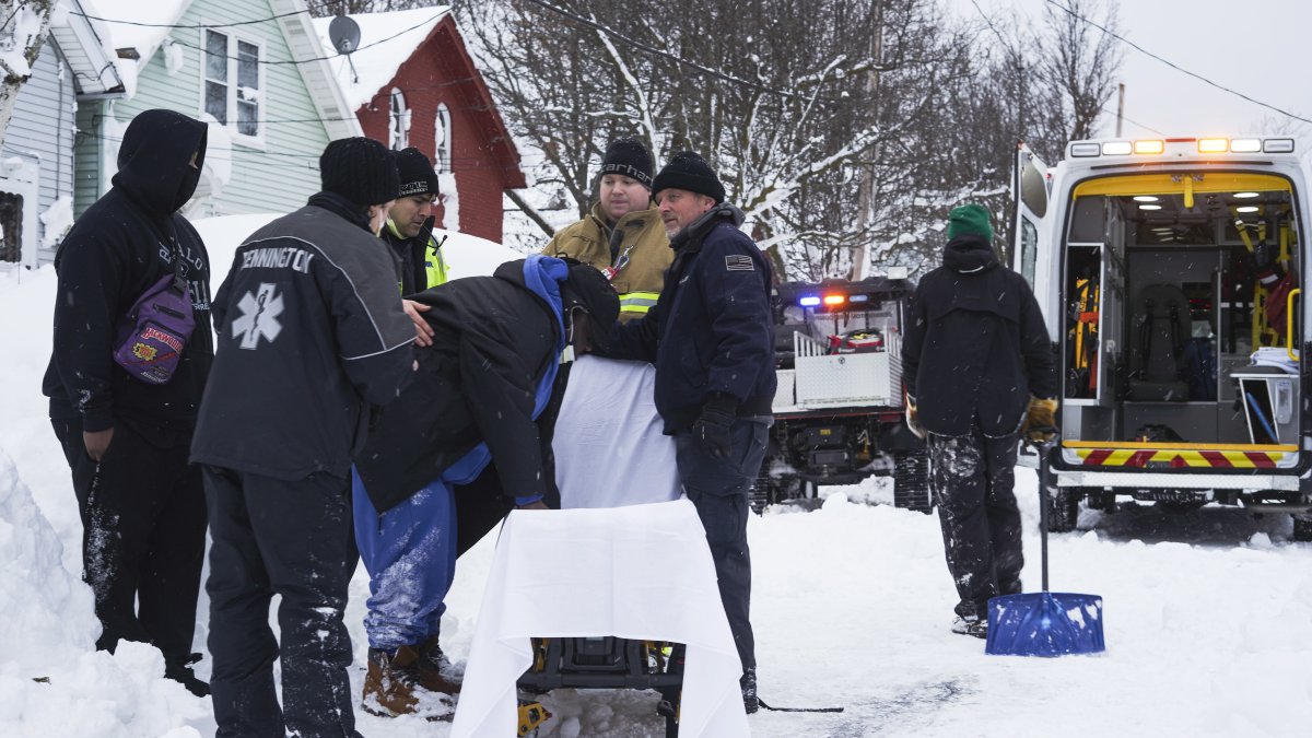 Vista de organismos de socorro atendiendo la emergencia causada por la tormenta invernal en Buffalo, Nueva York, durante el 26 de diciembre de 2022.