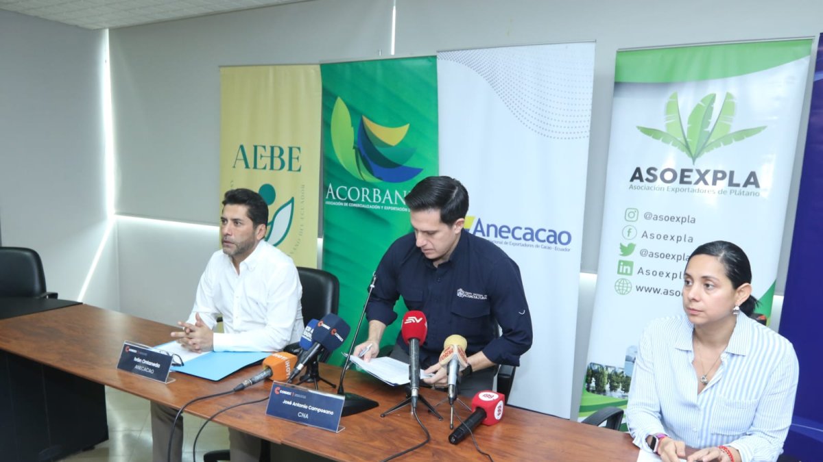 Empresarios.- En el centro José Antonio Camposano, presidente de la Corporación de Gremios Exportadores del Ecuador.