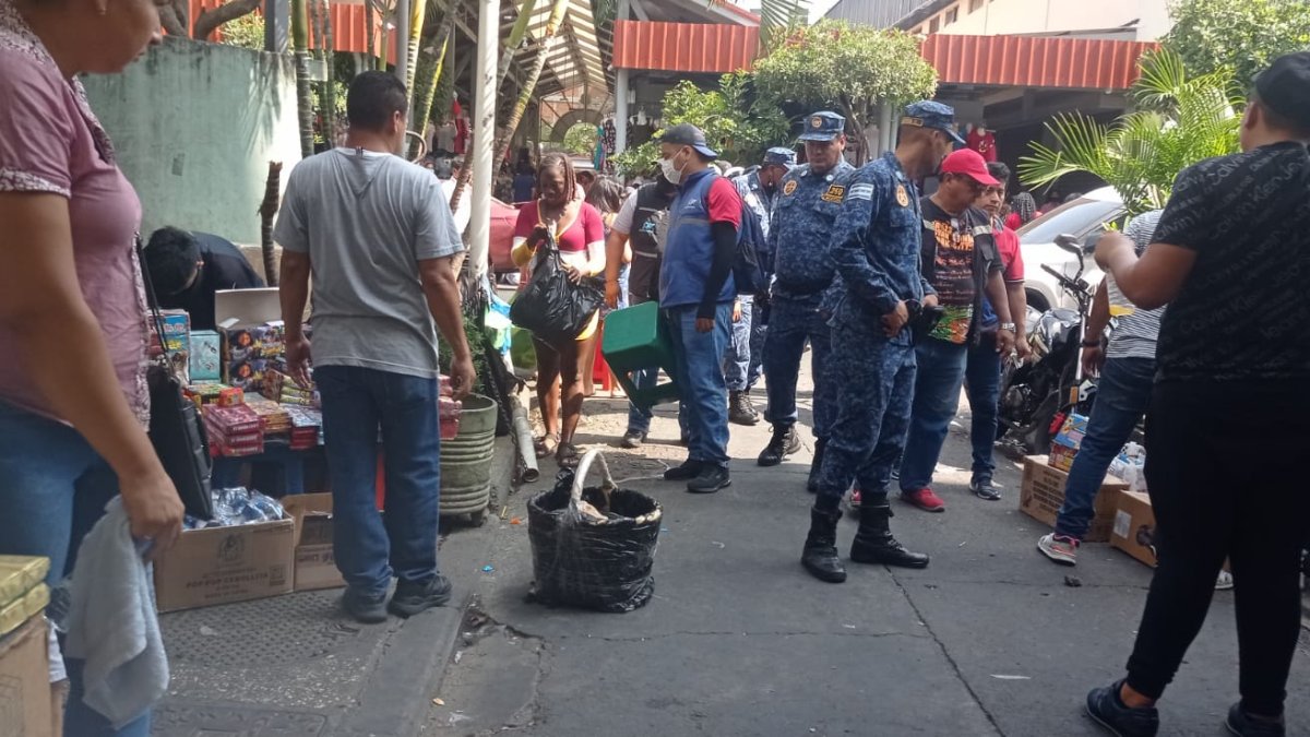 Explosivos. También se retiró pirotecnia comercializada de modo ilícito.