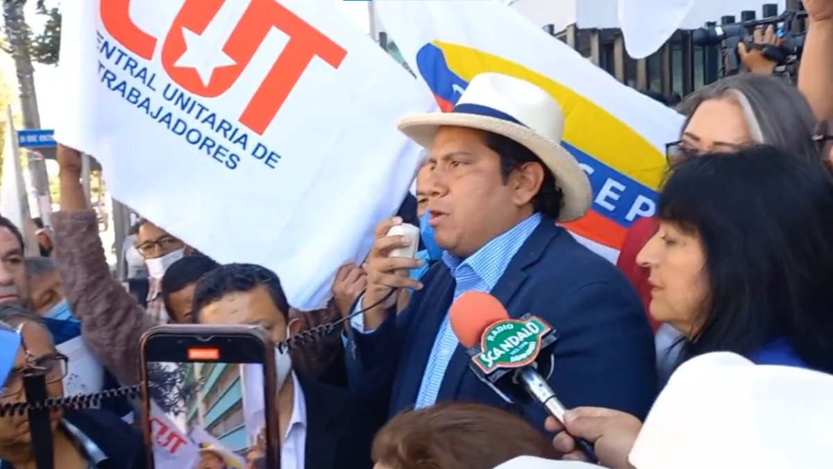 Richard Gómez realizó un plantón en los exteriores de la matriz de la dirección general del Seguro Social.