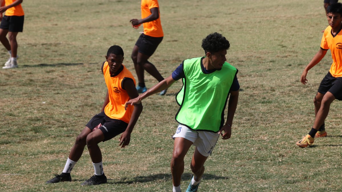 Los futbolistas que acuden a los entrenamientos se afinan en lo físico y técnico.