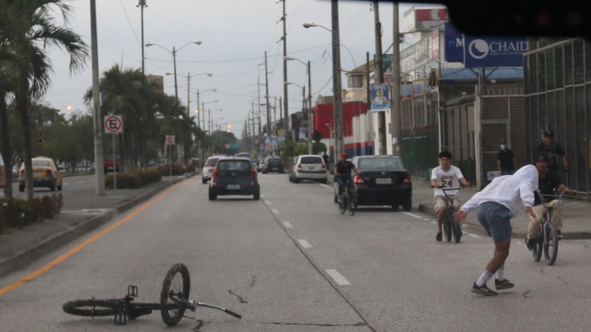 En la Benjamín Rosales, cerca de la Academia Naval Guayaquil, este es el escenario que se observa.