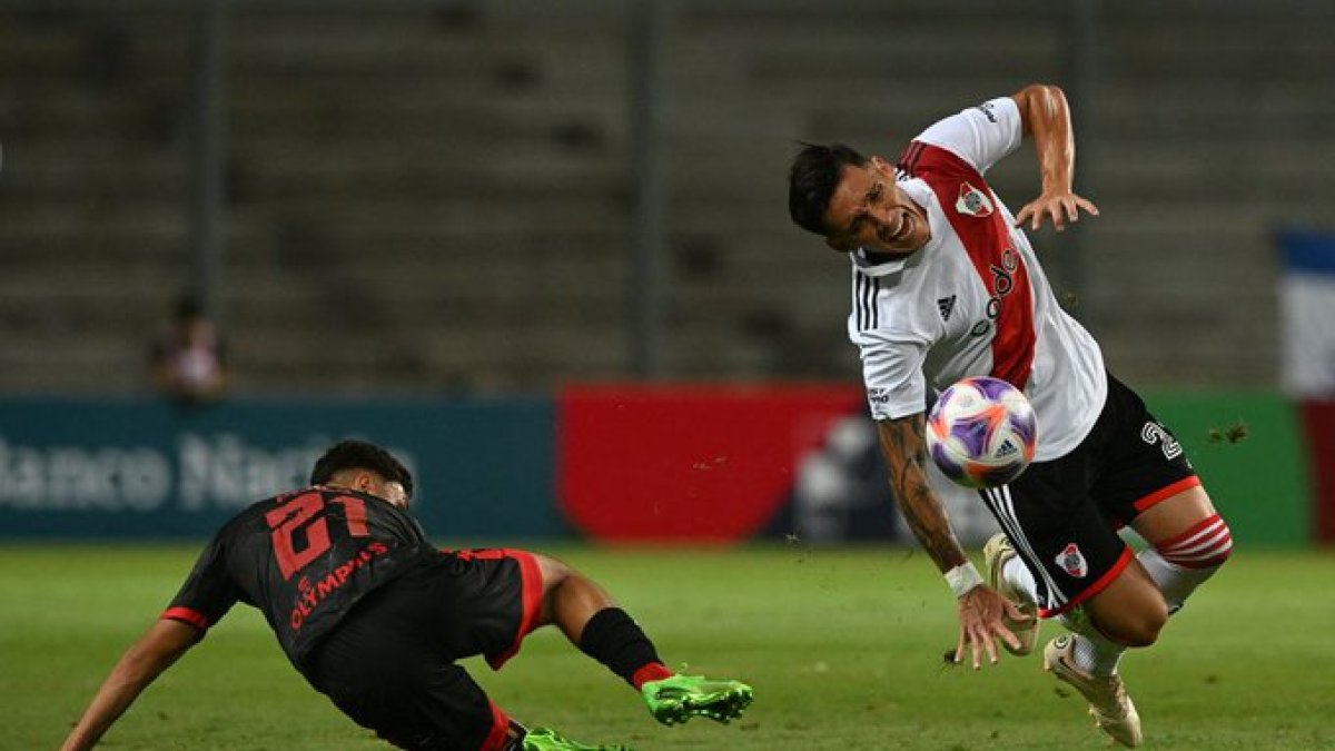 Matías Kranevitter (d) en el momento que se lesiona durante un amistoso.