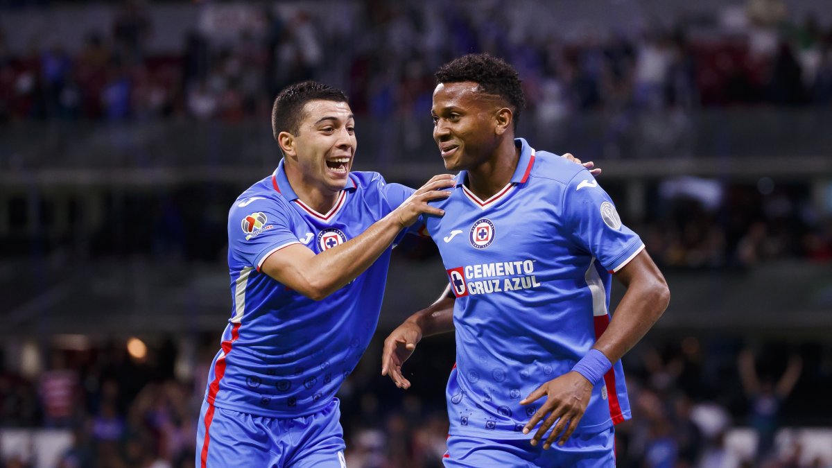 Michael Estrada (d), delantero ecuatoriano de Cruz Azul, no pudo converir en el partido frente a Xolos.