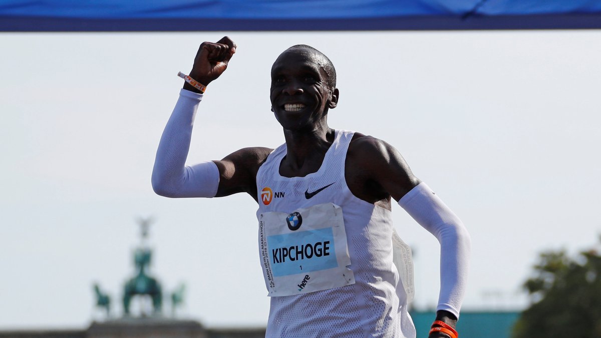 El  fondista luego de conseguir el récord en la Maratón de Berlín, en septiembre pasado. .