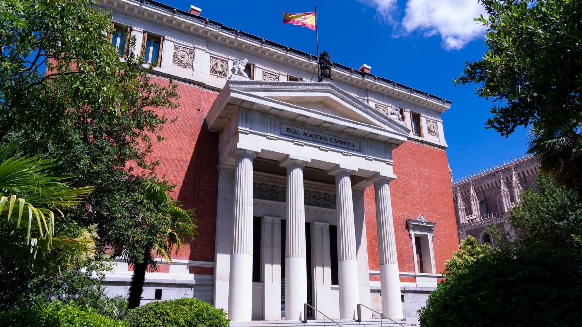 Madrid. Vista externa de la  sede de la RAE en España.