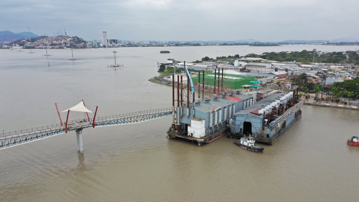 Gran parte de la mañana quedaron las embarcaciones en medio del río junto al puente