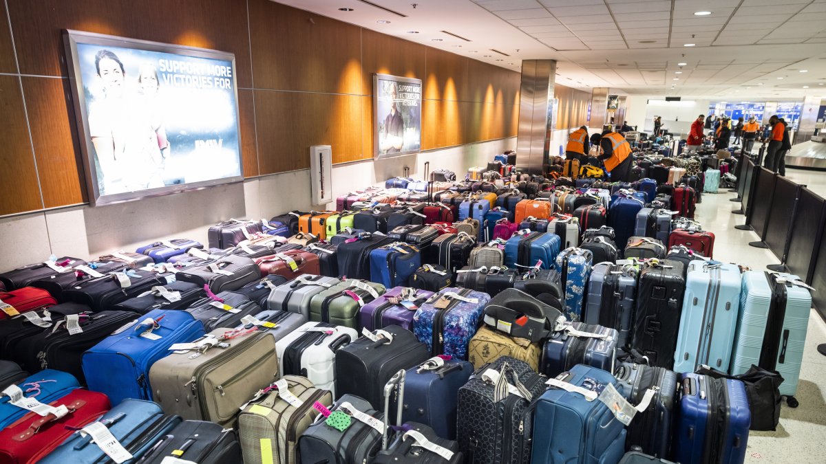 Equipaje represado en el Aeropuerto Internacional de Baltimore-Washington por el clima.