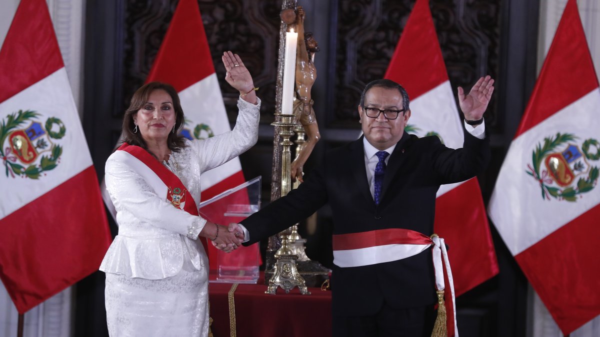 Fotografía de archivo en la que se registró a la presidenta de Perú, Dina Boluarte, al tomar juramento al presidente de su Consejo de Ministros, Luis Alberto Otárola, en Lima (Perú). /Paolo Aguilar