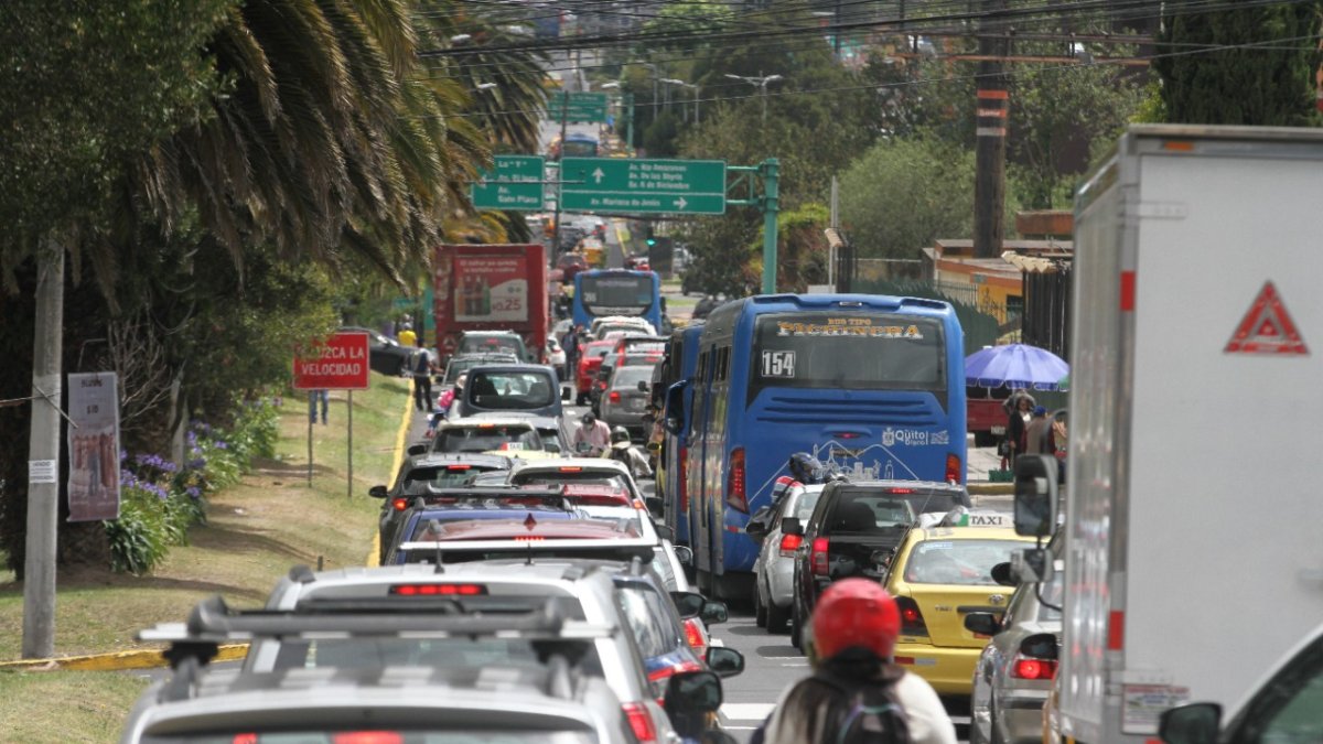 Caos. Las calles de la ciudad están saturadas a cualquier hora del día. El sistema pico y placa ya no es una solución