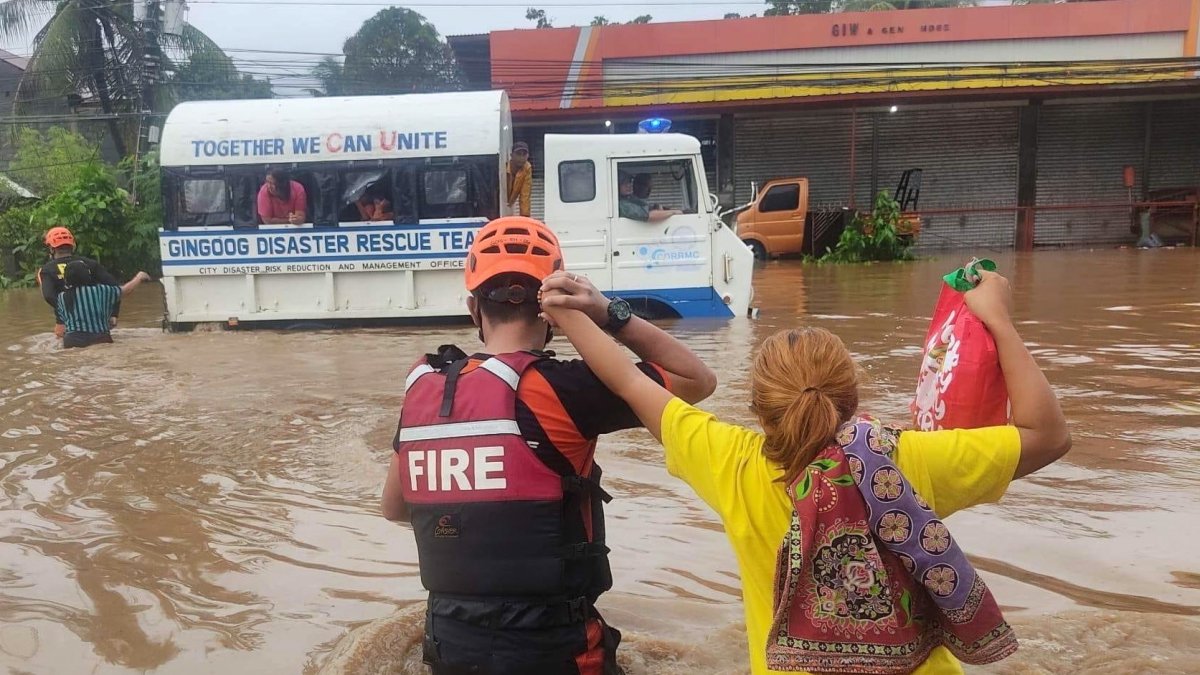Al menos  26 personas permanecen desaparecidas a raíz de las graves inundaciones que azotaron varias regiones del sur y el este de Filipinas / EFE  