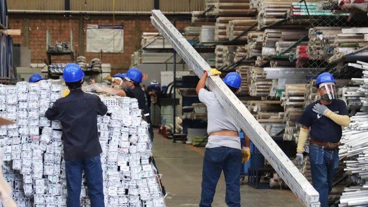 Trabajo. Las empresas más afectadas son las que más contratan mano de obra.