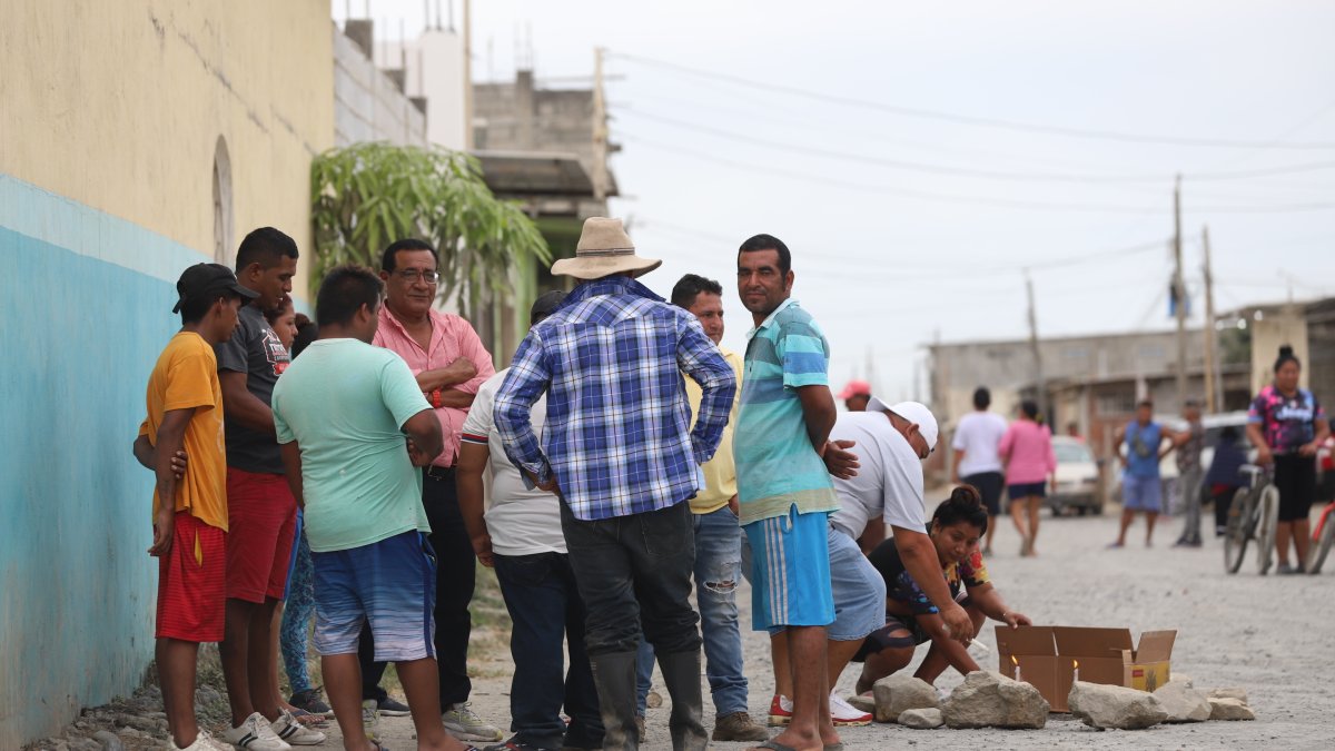 Durán. Familiares y conocidos de Stalin Espinoza Pérez llegaron hasta el lugar donde ocurrió el crimen.