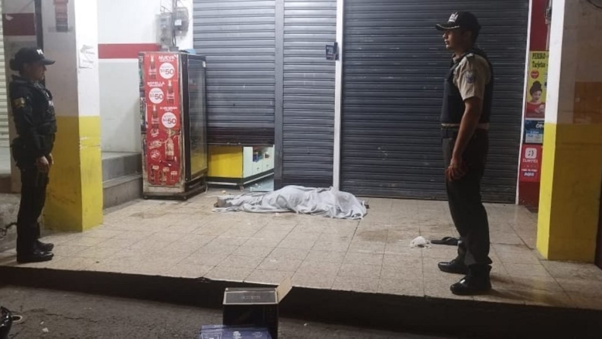 Balzar. La adolescente aparece tirada cerca del lugar donde vendía.