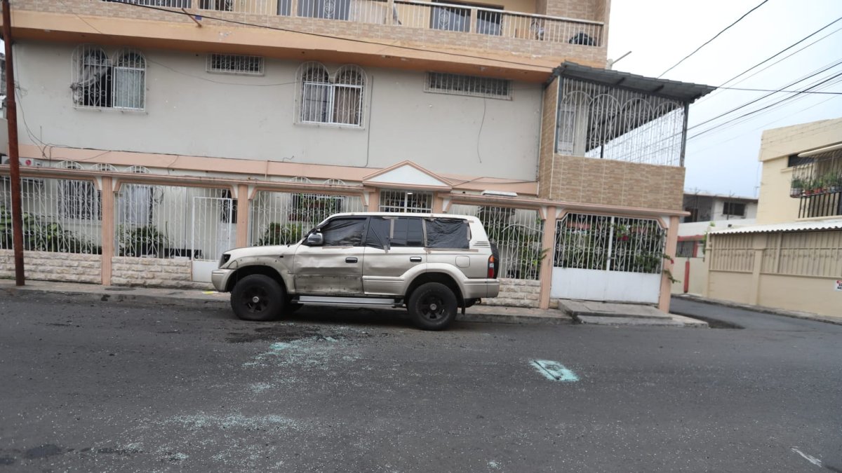 La explosión dejó daños materiales en un vehículo estacionado afuera de un inmueble.