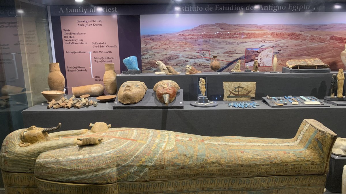 Sarcófago de momia de una escriba de la mesa de ofrendas del dios Amón, expuesta en la exposición de la misión arqueológica española en el museo de Lúxor.