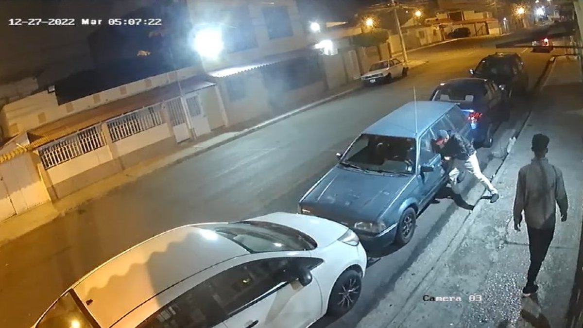 Moradores captaron como un grupo de antisociales asaltaban los automóviles del sector.