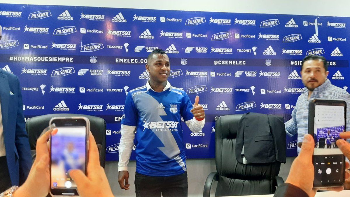 El 23 de los millonarios se puso oficialmente la camiseta azul y el presidente confirmó que se prepararán en Córdoba