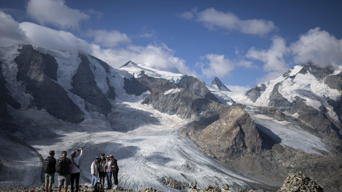 En la imagen de archivo, varios turistas frente la montaña Bernina, Suiza.