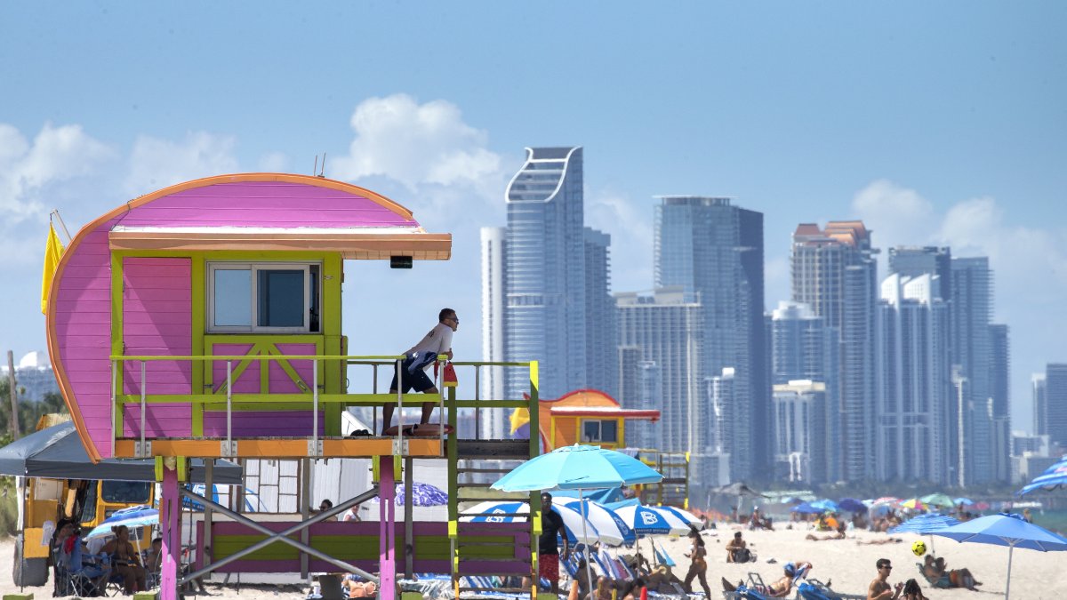 Vista de una playa de Miami Beach, Florida, en una fotografía de archivo.