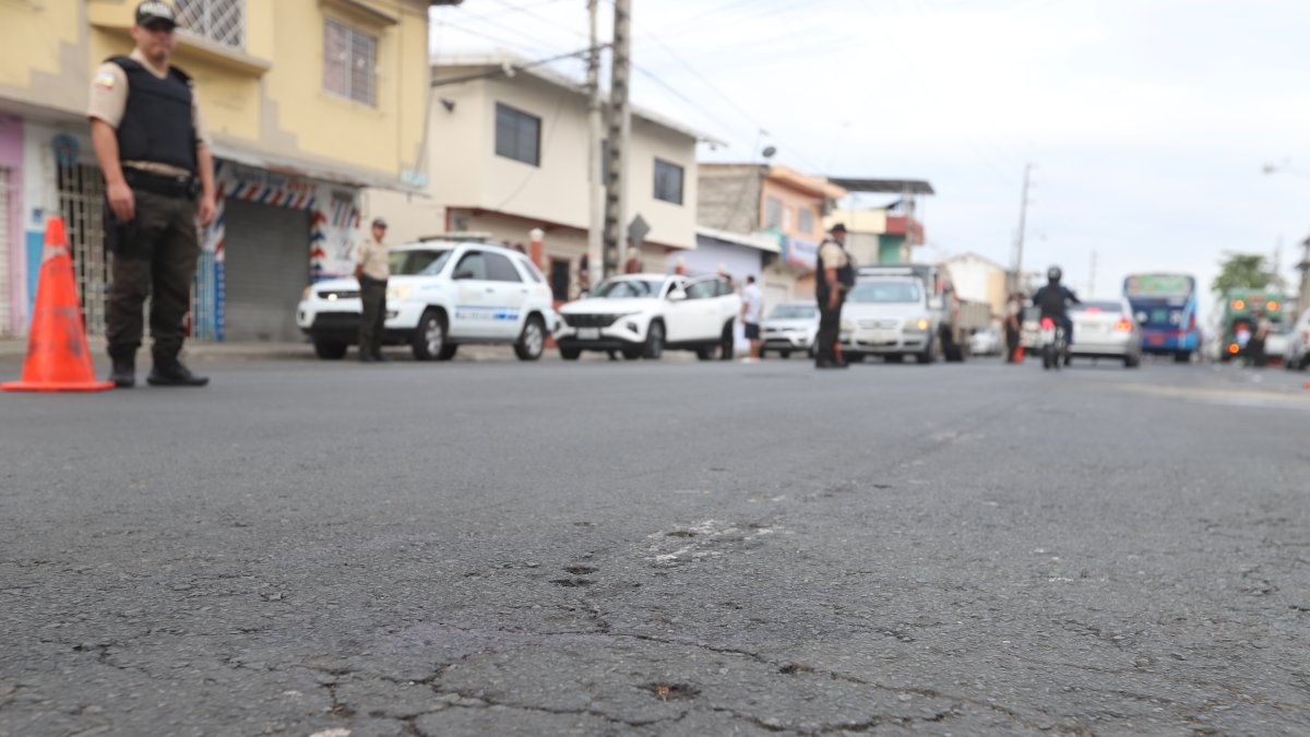 La Policía patrulla el Guasmo, en Guayaquil, tras un asesinato.