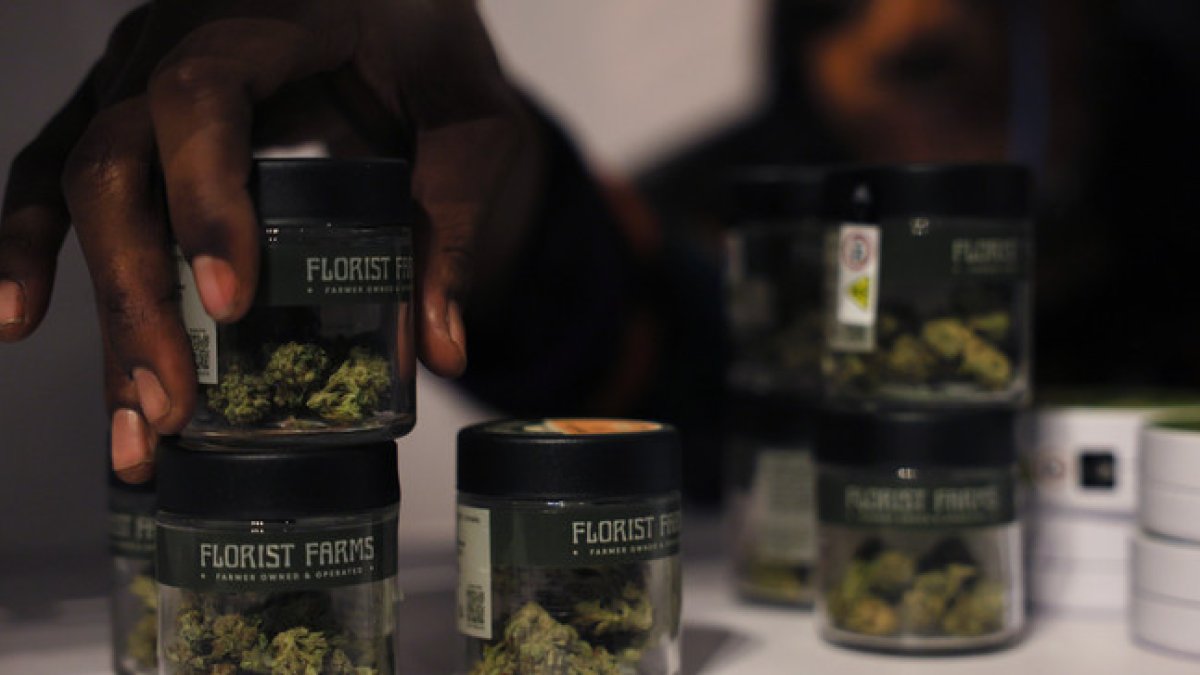 Un miembro del personal de Housing Works Cannabis Co. coloca productos de marihuana en un estante el 29 de diciembre de 2022 en la ciudad de Nueva York.