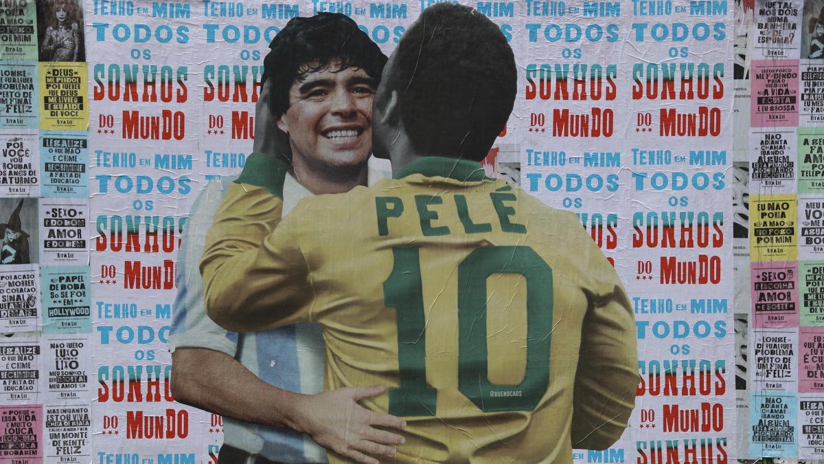 Mural de Pelé besando a Maradona en Brasil.