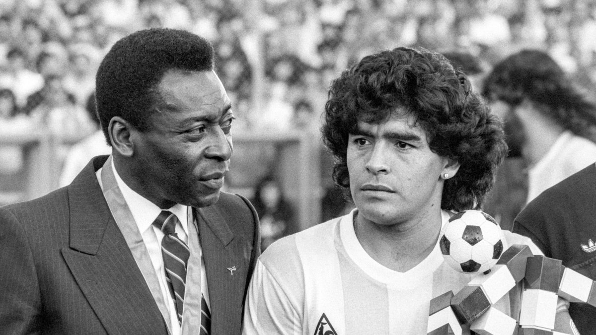 Las leyendas del fútbol Pelé (i) y Diego Maradona (d), en una fotografía de archivo.