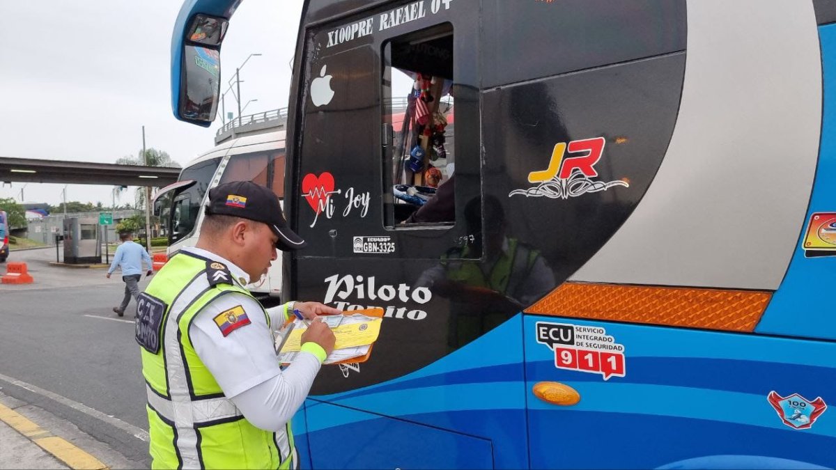 Controles. Un agente de la CTE revisa la documentación de un bus.