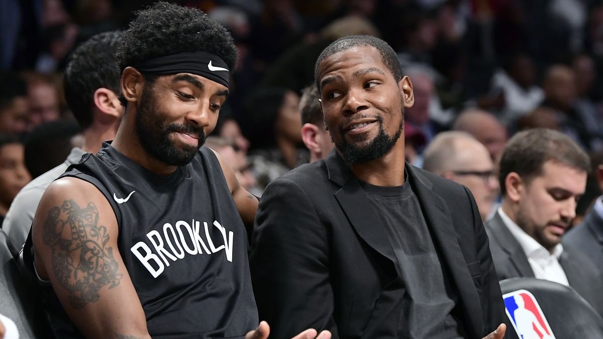 Descanso. Kyrie Irving (i) y Kevin Durant, de los Nets, durante un partido de la NBA donde no fueron utilizados.