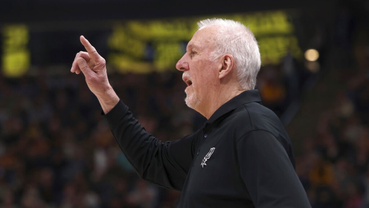 Gregg Popovich, actualmente entrenador de los Spurs, no se jubila sino que reestructura el equipo.