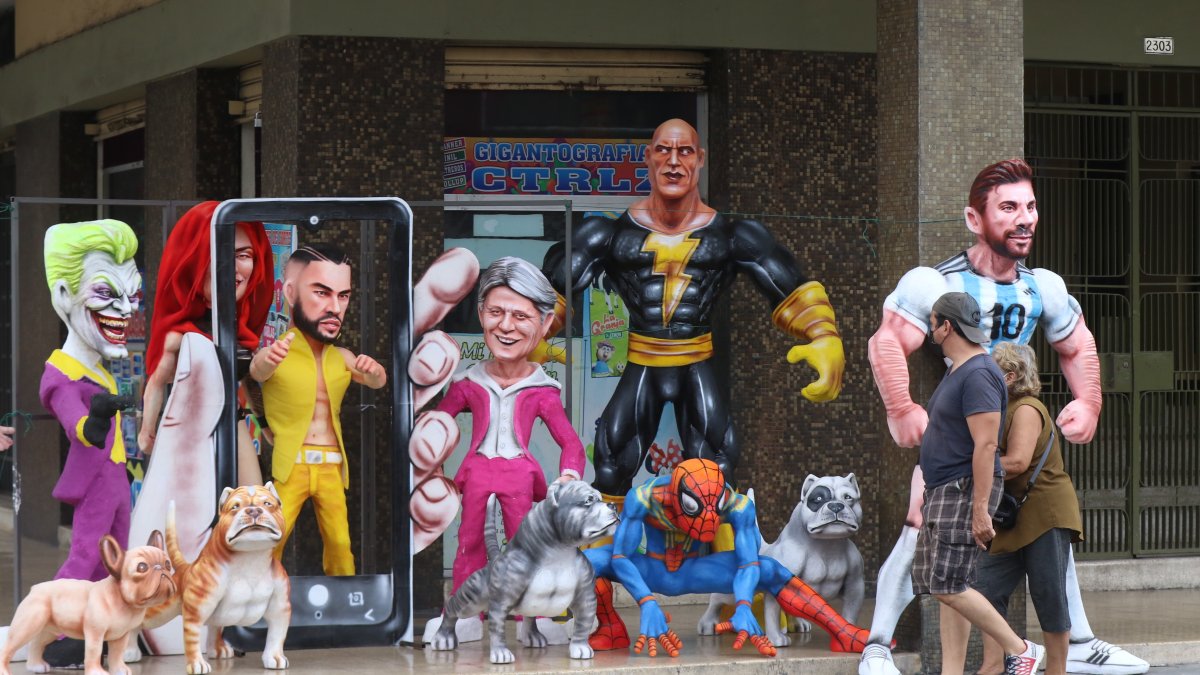 El 31 de diciembre se procede a quemar los monigotes como tradición nacional.