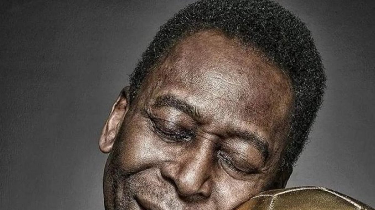 El astro brasileño en una de las postales más icónicas de la revista France Football.