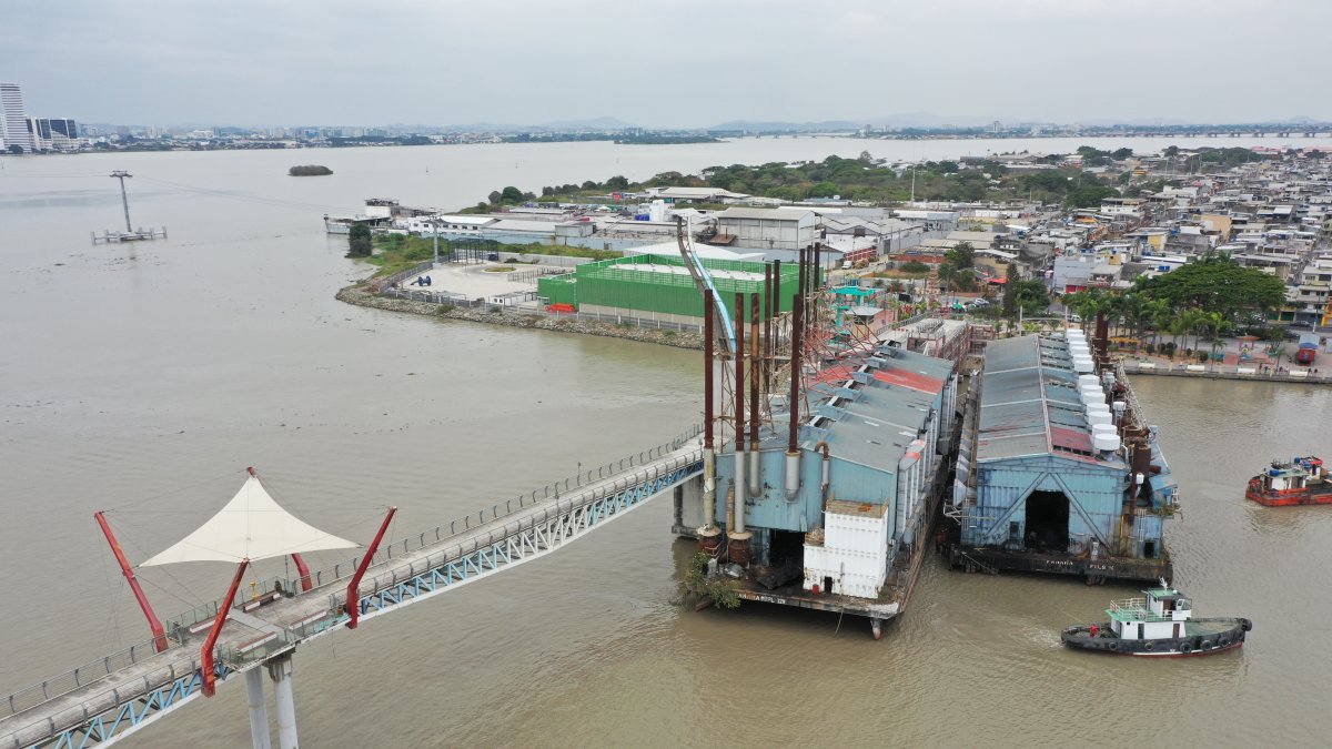 Durán. Se tardaron horas en retirar las barcazas del puente basculante que quedó en mal estado.
