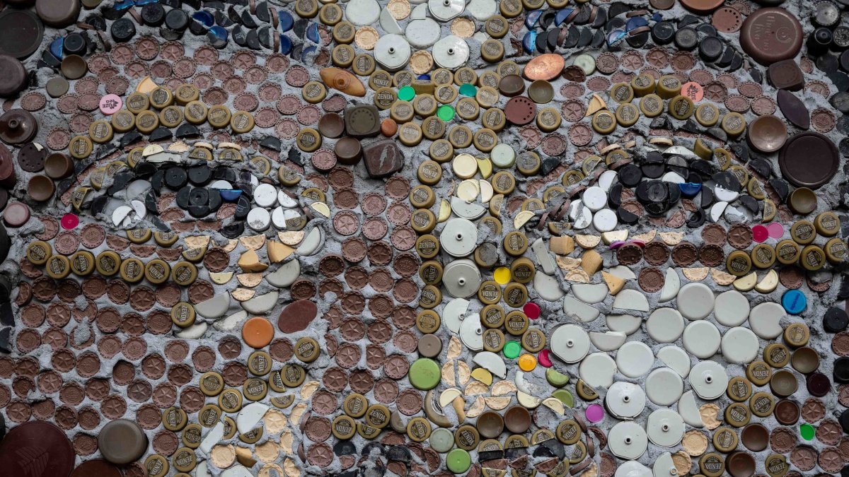 Vista de las tapas plásticas que forman parte de un mural del artista venezolano Oscar Olivares en Guatire, estado Miranda (Venezuela). EFE/ .