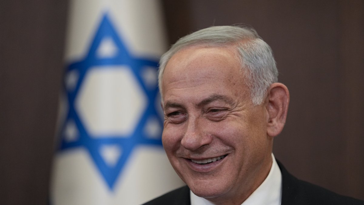 El recién juramentado primer ministro israelí, Benjamin Netanyahu, sonríe durante una reunión de gabinete en Jerusalén, Israel, el 29 de diciembre de 2022.  /ARIEL SCHALIT /
