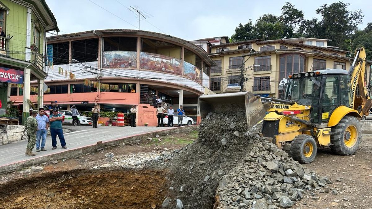 La tarde del 29 de diciembre de 2022, maquinaria pesada empezó los trabajos en el nuevo hundimiento de Zaruma.